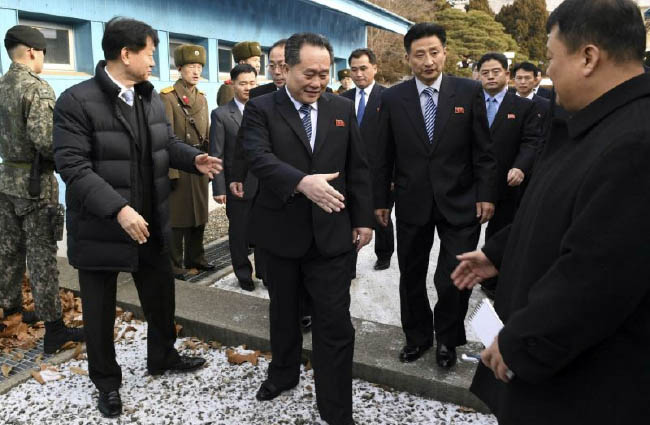 Koreas Agree to Hold Talks on  Reducing Tensions